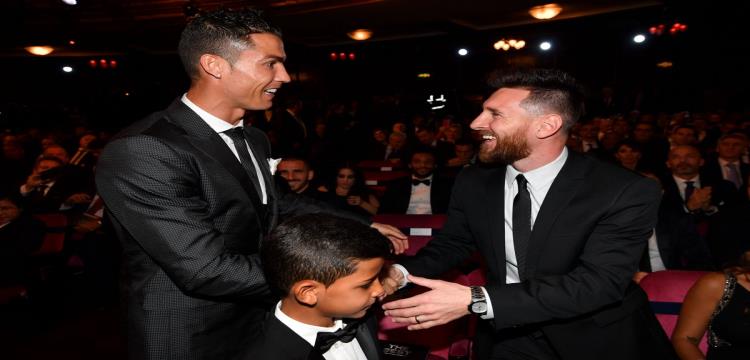 رونالدو يصافح ميسي في حفل الفيفا